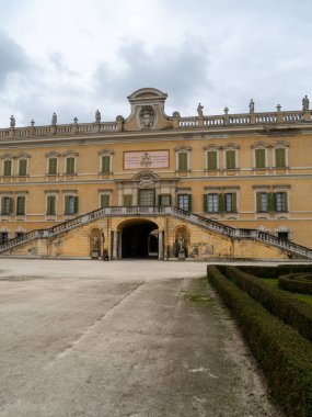 Colno, İtalya 1 Mart 2025 Parma, İtalya 'daki Reggia di Colno' nun barok tarzı cephesinin geniş açılı görüntüsü, heykeller, bulutlu gökyüzü ve bir avlu.