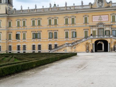 Colno, İtalya 1 Mart 2025 Parma, İtalya 'daki görkemli Reggia di Colno, zengin tarihinin bir kanıtı olarak barok mimarisini ve manikürlü resmi bahçesini sergiliyor.