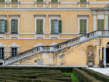 Colinno, İtalya 1 Mart 2025 Renkli Saray 'ın ana katına çıkan dış merdiven barok cephesi ve karakteristik yeşil kepenkleriyle