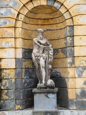 Colno, İtalya 1 Mart 2025 'te İtalya' nın Colonno Dükalığı 'ndaki bir nehir tanrısını temsil eden bir oyukta yıpranmış bir heykel. Yaşlanma ve bozulma belirtileri gösteriyor ama yine de görkemli.