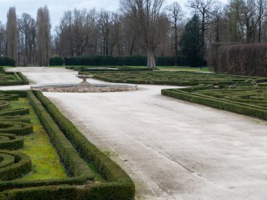 Colno, İtalya 1 Mart 2025 Geniş çakıl yolu Parma, İtalya 'daki Ducal Palace of Colno' nun anıtsal kompleksinin barok parterre de broderie 'sinden geçiyor.