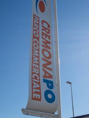 Cremona, İtalya 15 Mart 2025 Cremona po parco reklam tabelası rüzgarda sallanıyor