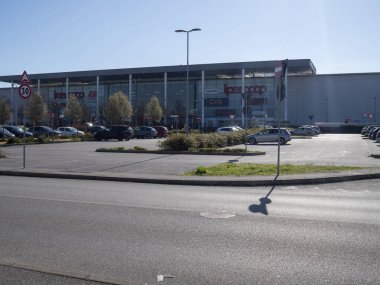 Cremona, İtalya 15 Mart 2025 Ipercoop alışveriş merkezi Ferrara 'da park yeri ve sokak