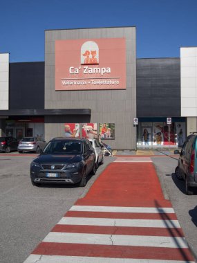 Cremona, İtalya 15 Mart 2025 Koltuk Ateca Ca 'Zampa evcil hayvan dükkanının önüne park etti.