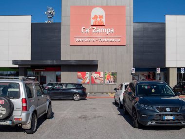 Cremona, İtalya 15 Mart 2025 İtalya 'da Ca' Zampa evcil hayvan dükkanının önüne park etmiş.