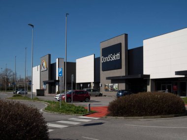 Cremona, İtalya 15 Mart 2025 Dondi Salotti mobilya mağazası park edilmiş arabalar ve mavi gökyüzü