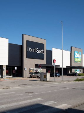 Cremona, İtalya 15 Mart 2025 Dondi Salotti mobilya mağazası ön cephe Stezzano, İtalya