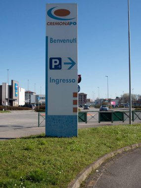 Cremona, İtalya 15 Mart 2025 CremonaPo alışveriş merkezi giriş tabelası ve park yeri ve erişim talimatları