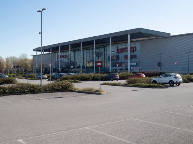Cremona, İtalya 15 Mart 2025 Ipercoop alışveriş merkezinin önüne park etmiş.