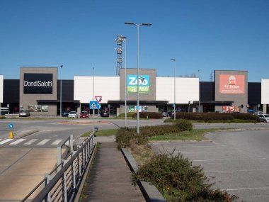Cremona, İtalya 15 Mart 2025 Dondi Salotti, Zoo Bola ve Ca 'Zampa mağazalarıyla Perakende Parkı
