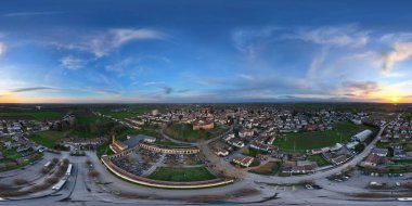 Monticelli d 'Ongina, PC üzerinde renkli bir günbatımı sırasında Rocca Casali Pallavicino' nun panoramik hava görüntüsü, İtalya 'nın Emilia Romagna şehrinde küçük bir kasaba.