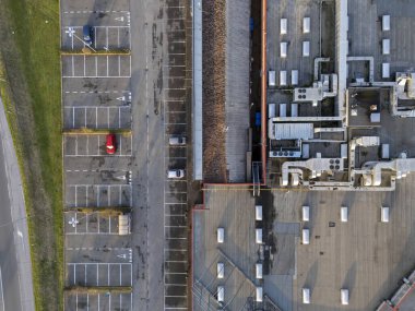 Castelvetro Piacentino, İtalya 21 Mart 2025 İHA 'sı Iper Rossetto hipermarketinin az araba ve çatı havalandırma ve havalandırma sistemleriyle otoparkı ele geçirdi