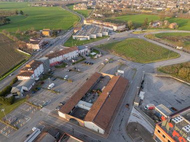 Castelvetro Piacentino, İtalya 21 Mart 2025 İHA çekimi Iper Rossetto, büyük bir süpermarket park ve çevre binalar ve alanlar Belina, İtalya üzerinden