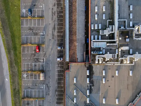 Castelvetro Piacentino, İtalya 21 Mart 2025 İHA 'sı Iper Rossetto hipermarketinin az araba ve çatı havalandırma ve havalandırma sistemleriyle otoparkı ele geçirdi