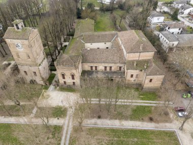 San Secondo, PR, İtalya 9 Mart 2025 Hava Kuvvetleri Rocca dei Rossi di San Secondo Parmense 'yi yakalıyor. San Secondo Parmense 'de bir ortaçağ kalesi. İtalya. Saat kulesi var. Park