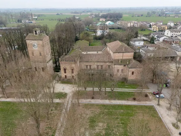 San Secondo, PR, İtalya 9 Mart 2025 Havacılık Manzarası, İtalya 'nın San Secondo Parmense kentinin sakin manzarasına kurulmuş bir ortaçağ kalesi olan Rocca dei Rossi' yi yakalıyor.