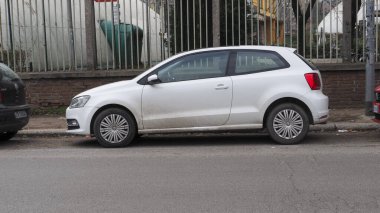 Bologna, İtalya 7 Şubat 2025 Beyaz Volkswagen Polo 1.2 TSI sessiz sedasız park edilmiş, parlak tasarımı ve kompakt özelliklerinin yan görüntüsü sergilenmektedir.