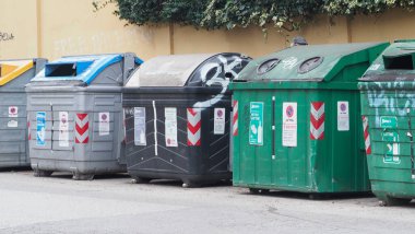 Bolonya, İtalya 7 Şubat 2025 Büyük renkli çöp konteynerleri ayrı atık toplama için sokakta duruyor