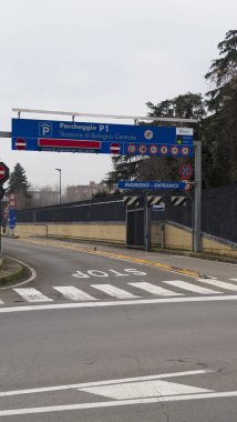 Bolonya, İtalya 7 Şubat 2025 Bologna Centrale tren istasyonunun P1 numaralı park yerine giriş ve yükseklik sınırı olmadan giriş yapıyor.