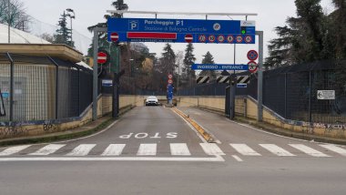 Bologna, İtalya 7 Şubat 2025 Beyaz Mercedes Benz GLA Bologna Centrale tren istasyonunun P1 parkına asfalt işaretli ikinci bir yoldan giriyor.