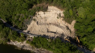 Mignano, İtalya - 22 Nisan 2025 Vernasca yakınlarında Piacenza Eyaleti 'nin enkazını temizleyen ağır makine enkazı ile 21.