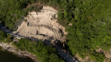 Mignano, İtalya - 22 Nisan 2025 Vernasca yakınlarında Piacenza Eyaleti 'nin enkazını temizleyen ağır makine enkazı ile 21.