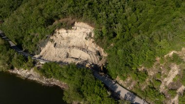 Mignano, İtalya - 22 Nisan 2025 Vernasca yakınlarında Piacenza Eyaleti 'nin enkazını temizleyen ağır makine enkazı ile 21.