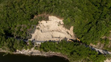 Mignano, İtalya - 22 Nisan 2025 SP21 Vernasca üzerindeki heyelana acil müdahale kazıcıların hızla dağ enkazı kaldırmasıyla, Piacenza, İtalya