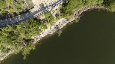 Mignano, İtalya - 22 Nisan 2025 Büyük taş ve kir kaldıran Mignano Barajı 'nın üzerindeki Vernasca SP21 taşra yolunda