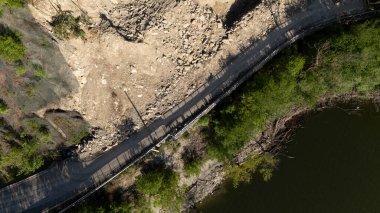 Mignano, İtalya - 22 Nisan 2025 Büyük taş ve kir kaldıran Mignano Barajı 'nın üzerindeki Vernasca SP21 taşra yolunda