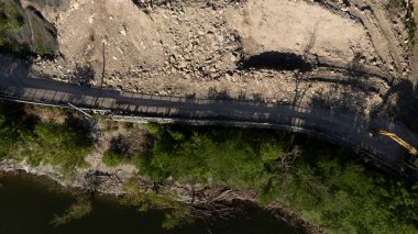 Mignano, İtalya - 22 Nisan 2025 Büyük taş ve kir kaldıran Mignano Barajı 'nın üzerindeki Vernasca SP21 taşra yolunda