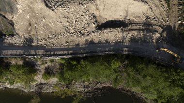 Mignano, İtalya - 22 Nisan 2025 Havadan çekilen ve Mignano Barajı 'nda engellenmiş SP21 Vernasca fotoğrafı, yol kenarında park halindeki kazıcılarla birlikte toprak kayması yaşıyor