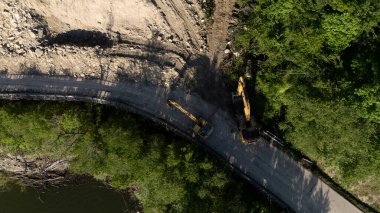 Mignano, İtalya - 22 Nisan 2025 Havadan çekilen ve Mignano Barajı 'nda engellenmiş SP21 Vernasca fotoğrafı, yol kenarında park halindeki kazıcılarla birlikte toprak kayması yaşıyor