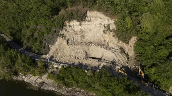 Mignano, İtalya - 22 Nisan 2025 Vernasca yakınlarında Piacenza Eyaleti 'nin enkazını temizleyen ağır makine enkazı ile 21.