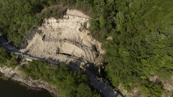 Mignano, İtalya - 22 Nisan 2025 Vernasca yakınlarında Piacenza Eyaleti 'nin enkazını temizleyen ağır makine enkazı ile 21.