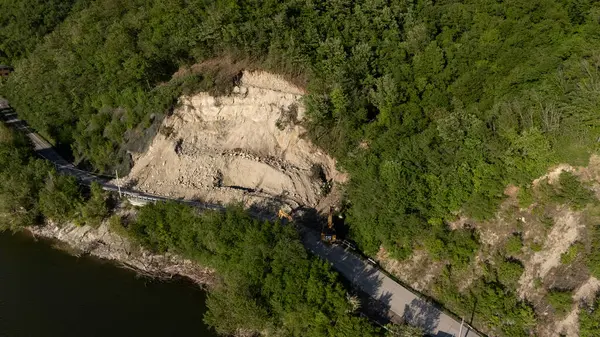 Mignano, İtalya - 22 Nisan 2025 Vernasca yakınlarında Piacenza Eyaleti 'nin enkazını temizleyen ağır makine enkazı ile 21.