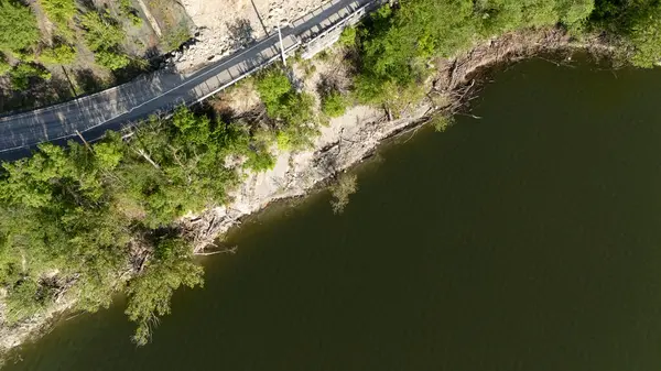 Mignano, İtalya - 22 Nisan 2025 Büyük taş ve kir kaldıran Mignano Barajı 'nın üzerindeki Vernasca SP21 taşra yolunda