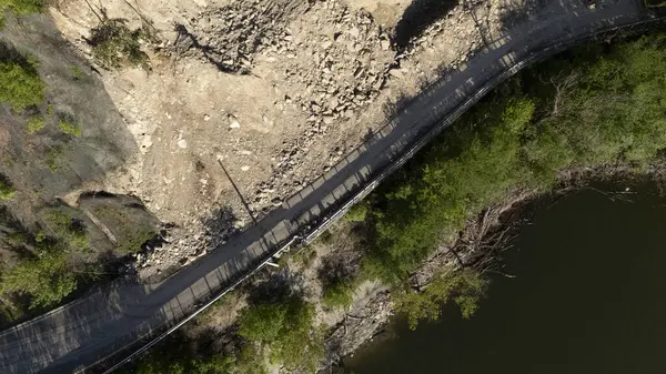 Mignano, İtalya - 22 Nisan 2025 Büyük taş ve kir kaldıran Mignano Barajı 'nın üzerindeki Vernasca SP21 taşra yolunda