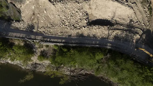 Mignano, İtalya - 22 Nisan 2025 Büyük taş ve kir kaldıran Mignano Barajı 'nın üzerindeki Vernasca SP21 taşra yolunda