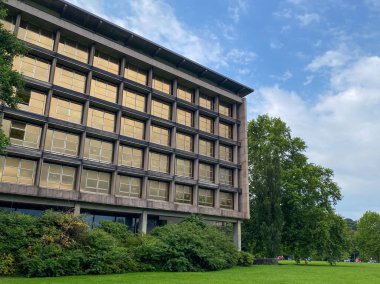 Ivrea, İtalya - 10 Ağustos 2023, Nuovo Palazzo Uffici Olivetti detayları ve görüşleri Ivrea, Piedmont İtalya 'da bulunan Gino Valle' ye ait.