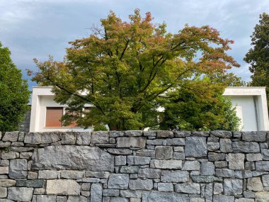 Ivrea, İtalya - 10 Ağustos 2023, 40 'lı yıllarda Figini ve Pollini' nin büyük ailelerin antenleri, Ivrea Olivetti sanayi şehri