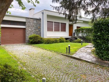 Ivrea, İtalya - 10 Ağustos 2023, 40 'lı yıllarda Figini ve Pollini' nin büyük ailelerin antenleri, Ivrea Olivetti sanayi şehri