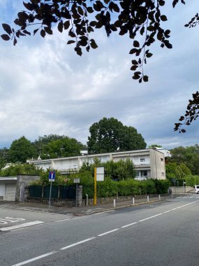 Ivrea, İtalya - 10 Ağustos 2023, 40 'lı yıllarda Figini ve Pollini' nin büyük ailelerin antenleri, Ivrea Olivetti sanayi şehri