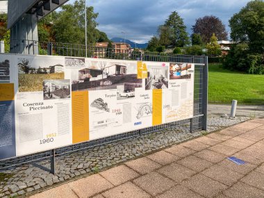 Ivrea, İtalya - 20 Ağustos 2023, Unesco 'daki bilgi ve tabelalar Olivetti Sanayi Şehri' ni korudu