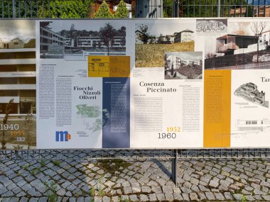 Ivrea, İtalya - 20 Ağustos 2023, Unesco 'daki bilgi ve tabelalar Olivetti Sanayi Şehri' ni korudu