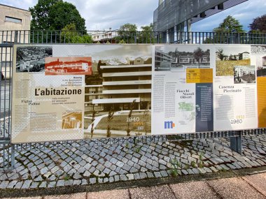 Ivrea, İtalya - 20 Ağustos 2023, Unesco 'daki bilgi ve tabelalar Olivetti Sanayi Şehri' ni korudu