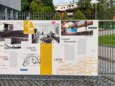 Ivrea, İtalya - 20 Ağustos 2023, Unesco 'daki bilgi ve tabelalar Olivetti Sanayi Şehri' ni korudu