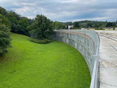Ivrea, İtalya - 10 Ağustos 2023, Batı Konut Birimi Talponia, 1968 yılında R Gabetti A O DIsola tarafından tasarlandı, hava manzarası, Ilvrea, Piedmont İtalya panoramik sahne yüksek çözünürlüklü fotoğraf