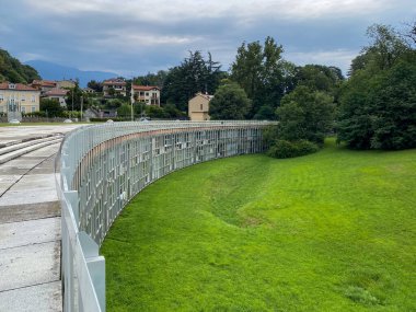 Ivrea, İtalya - 10 Ağustos 2023, Batı Konut Birimi Talponia, 1968 yılında R Gabetti A O DIsola tarafından tasarlandı, hava manzarası, Ilvrea, Piedmont İtalya panoramik sahne yüksek çözünürlüklü fotoğraf