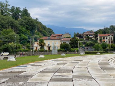 Ivrea, İtalya - 10 Ağustos 2023, Batı Konut Birimi Talponia, 1968 yılında R Gabetti A O DIsola tarafından tasarlandı, hava manzarası, Ilvrea, Piedmont İtalya panoramik sahne yüksek çözünürlüklü fotoğraf